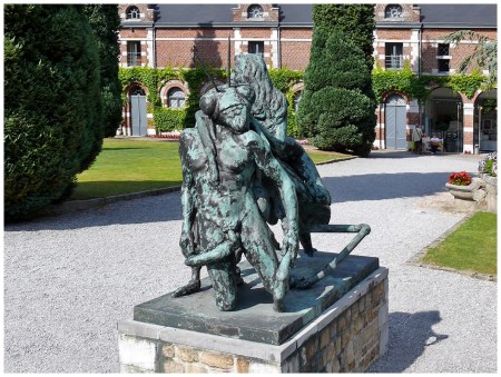 statue et dépendances