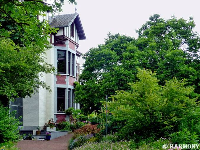 1.bis.Vers l'entrée de la maison